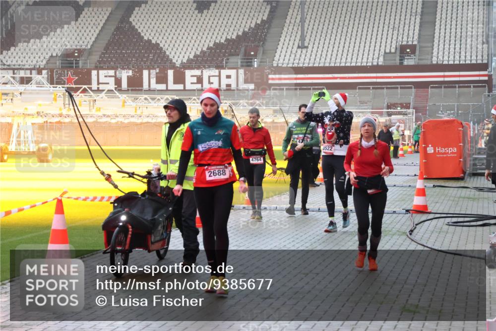 07.12.2025 - St. Pauli X-Mass-Run No. 15 Luisa Fischer http://msf.ph/oto/9385677 07.12.2025 10:18:11 Ziel 4764, 2688, 4339, 3522, 257, 268, 1161, 1162, 1963, 2663, 2688, 2725, 2952, 3804, 4114, 4127, 4227, 4339, 4764 meine-sportfotos.de