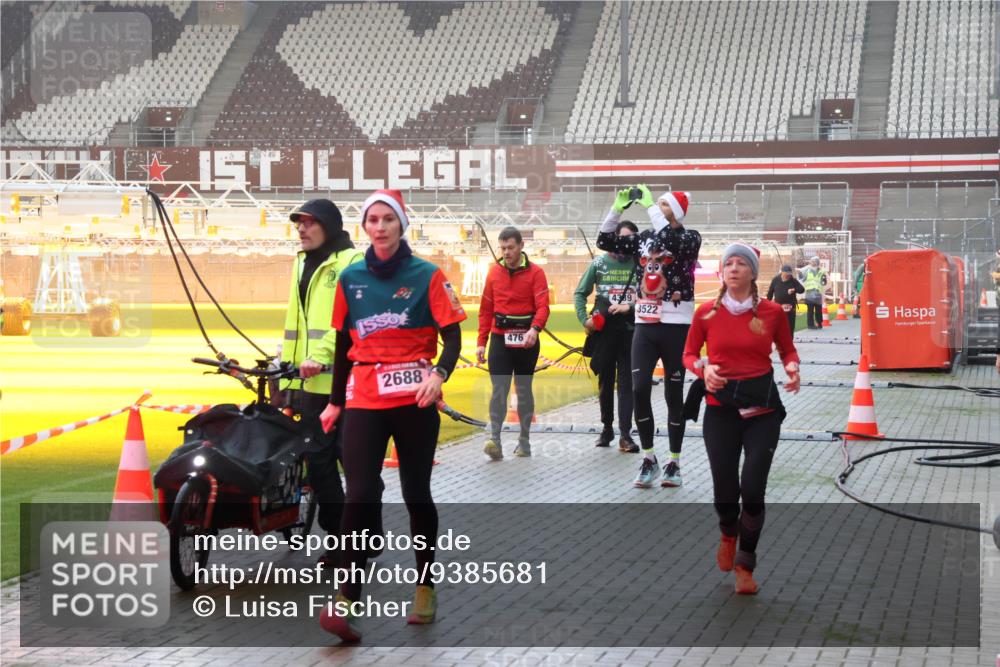 07.12.2025 - St. Pauli X-Mass-Run No. 15 Luisa Fischer http://msf.ph/oto/9385681 07.12.2025 10:18:12 Ziel 2688, 476, 3522, 1161, 1162, 1963, 2663, 2688, 2725, 2952, 3804, 4114, 4127, 4227, 4339, 4764 meine-sportfotos.de