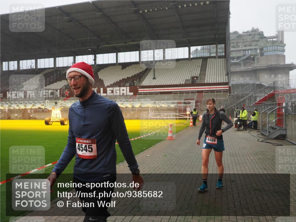 07.12.2025 - St. Pauli X-Mass-Run No. 15 Fabian Wolf http://msf.ph/oto/9385682 07.12.2025 10:14:22 Ziel 174, 352, 1158, 3243, 4489, 4545 meine-sportfotos.de