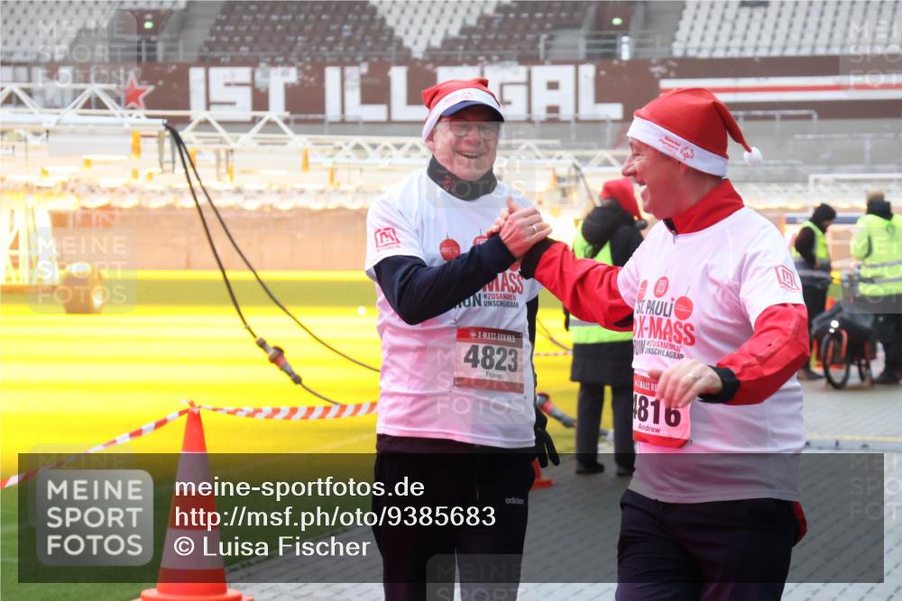 07.12.2025 - St. Pauli X-Mass-Run No. 15 Luisa Fischer http://msf.ph/oto/9385683 07.12.2025 11:36:19 Ziel 4823, 816, 311, 527, 535, 728, 1960, 1962, 2183, 2310, 2316, 2660, 2902, 2907, 2962, 3109, 3610, 3612, 3614, 3653, 3967, 4408, 4816, 4823, 4843 meine-sportfotos.de