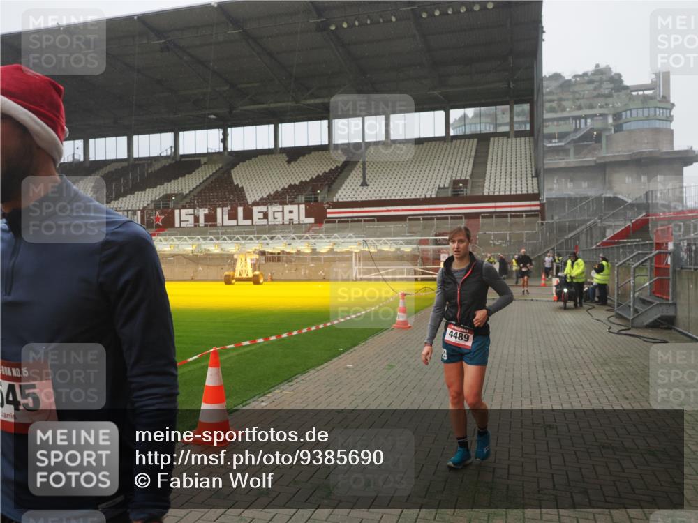 07.12.2025 - St. Pauli X-Mass-Run No. 15 Fabian Wolf http://msf.ph/oto/9385690 07.12.2025 10:14:22 Ziel 174, 352, 1158, 3243, 4489, 4545 meine-sportfotos.de