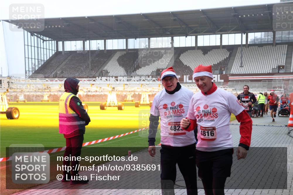 07.12.2025 - St. Pauli X-Mass-Run No. 15 Luisa Fischer http://msf.ph/oto/9385691 07.12.2025 11:36:21 Ziel 4823, 15, 4816, 311, 527, 535, 728, 1792, 1960, 1962, 2183, 2310, 2316, 2660, 2902, 2907, 2962, 3109, 3610, 3612, 3614, 3653, 3967, 4816, 4823, 4843 meine-sportfotos.de