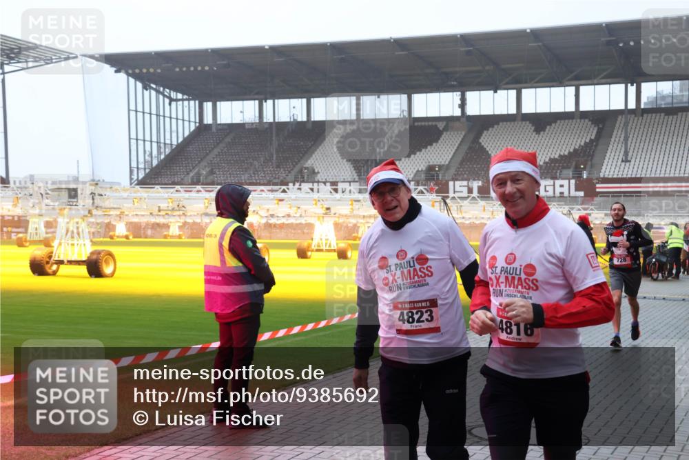 07.12.2025 - St. Pauli X-Mass-Run No. 15 Luisa Fischer http://msf.ph/oto/9385692 07.12.2025 11:36:22 Ziel 15, 4823, 4816, 728, 311, 527, 535, 728, 1753, 1792, 1960, 1962, 2183, 2310, 2316, 2660, 2902, 2907, 2962, 3109, 3610, 3612, 3614, 3653, 3967, 4816, 4823, 4843 meine-sportfotos.de