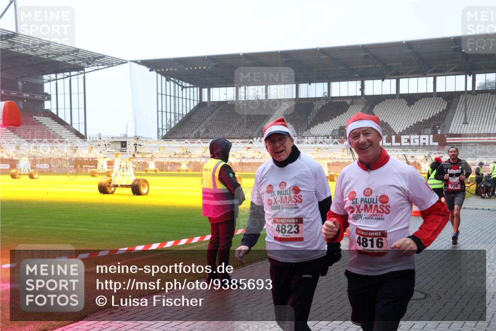 07.12.2025 - St. Pauli X-Mass-Run No. 15 Luisa Fischer http://msf.ph/oto/9385693 07.12.2025 11:36:22 Ziel 15, 4823, 15, 4816, 728, 311, 527, 535, 728, 1753, 1792, 1960, 1962, 2183, 2310, 2316, 2660, 2902, 2907, 2962, 3109, 3610, 3612, 3614, 3653, 3967, 4816, 4823, 4843 meine-sportfotos.de