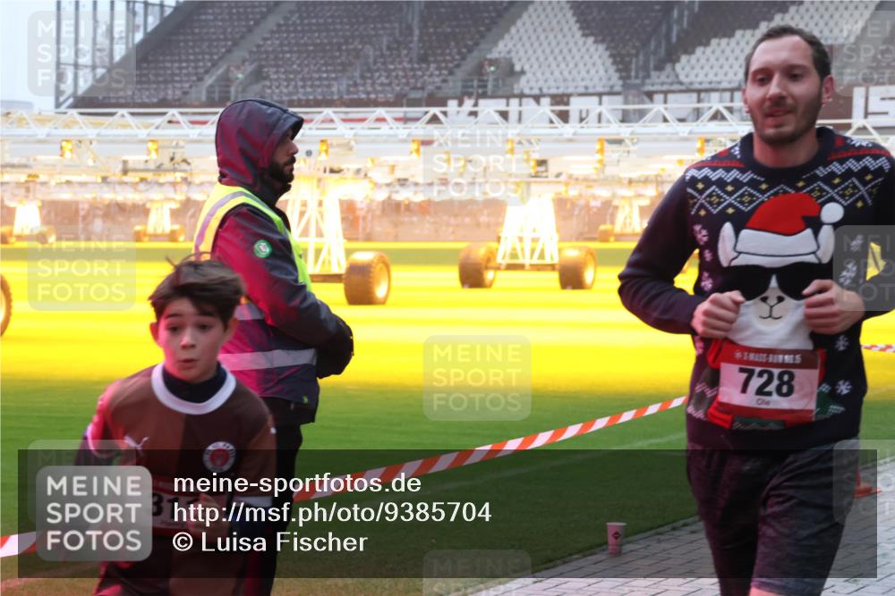 07.12.2025 - St. Pauli X-Mass-Run No. 15 Luisa Fischer http://msf.ph/oto/9385704 07.12.2025 11:36:24 Ziel 31, 728, 311, 728, 1753, 1792, 1960, 1962, 2183, 2310, 2316, 2660, 2902, 2907, 2962, 3109, 3610, 3612, 3614, 3653, 3967, 4816, 4823, 4843 meine-sportfotos.de