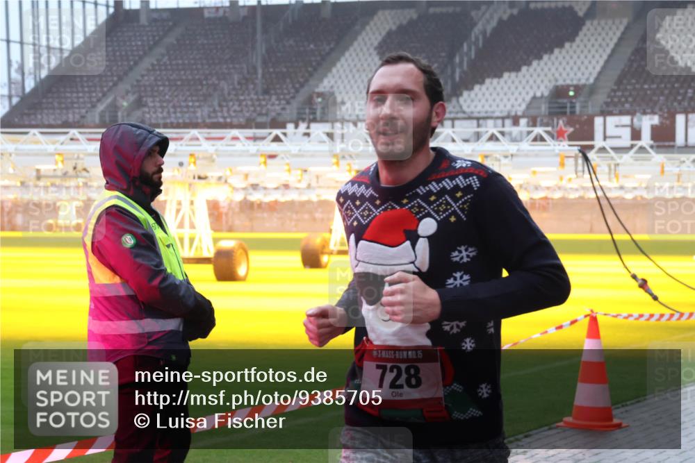 07.12.2025 - St. Pauli X-Mass-Run No. 15 Luisa Fischer http://msf.ph/oto/9385705 07.12.2025 11:36:25 Ziel 15, 728, 311, 728, 1753, 1792, 1960, 1962, 2183, 2310, 2316, 2660, 2902, 2907, 2962, 3109, 3610, 3612, 3614, 3653, 3967, 4816, 4823, 4843 meine-sportfotos.de