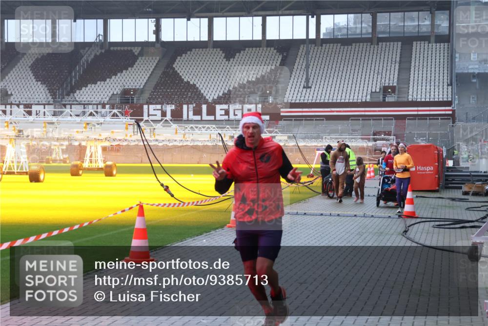 07.12.2025 - St. Pauli X-Mass-Run No. 15 Luisa Fischer http://msf.ph/oto/9385713 07.12.2025 11:36:26 Ziel 3109, 311, 728, 1753, 1792, 1960, 1962, 2183, 2310, 2316, 2902, 2907, 2962, 3109, 3610, 3612, 3614, 3653, 3967, 4816, 4823, 4843 meine-sportfotos.de