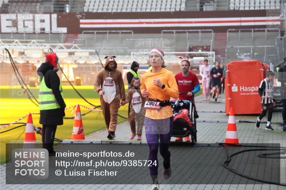 07.12.2025 - St. Pauli X-Mass-Run No. 15 Luisa Fischer http://msf.ph/oto/9385724 07.12.2025 11:36:29 Ziel 3109, 3108, 2907, 3612, 311, 728, 1753, 1792, 1960, 1962, 2183, 2310, 2316, 2902, 2907, 2962, 3109, 3610, 3612, 3614, 3653, 3967, 4816, 4823, 4843 meine-sportfotos.de