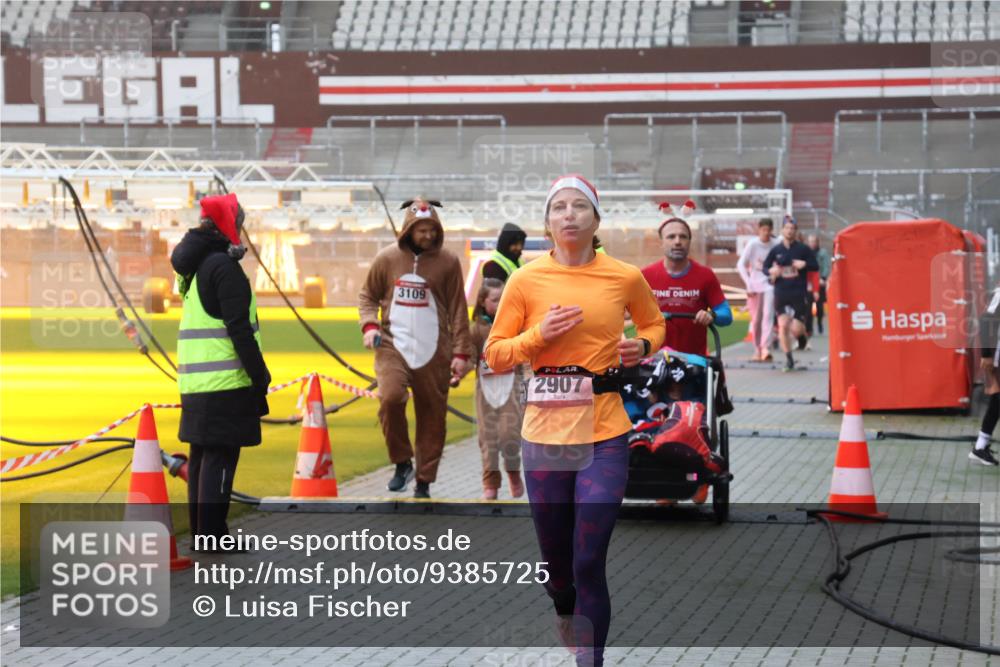 07.12.2025 - St. Pauli X-Mass-Run No. 15 Luisa Fischer http://msf.ph/oto/9385725 07.12.2025 11:36:30 Ziel 3109, 2907, 311, 728, 1753, 1792, 1960, 1962, 2183, 2310, 2316, 2902, 2907, 2962, 3109, 3610, 3612, 3614, 3653, 3967, 4816, 4823, 4843 meine-sportfotos.de