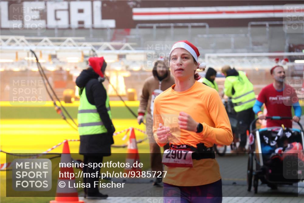07.12.2025 - St. Pauli X-Mass-Run No. 15 Luisa Fischer http://msf.ph/oto/9385727 07.12.2025 11:36:31 Ziel 2907, 311, 728, 1753, 1792, 1960, 1962, 2183, 2310, 2316, 2902, 2907, 2962, 3109, 3610, 3612, 3614, 3653, 4816, 4823, 4843 meine-sportfotos.de