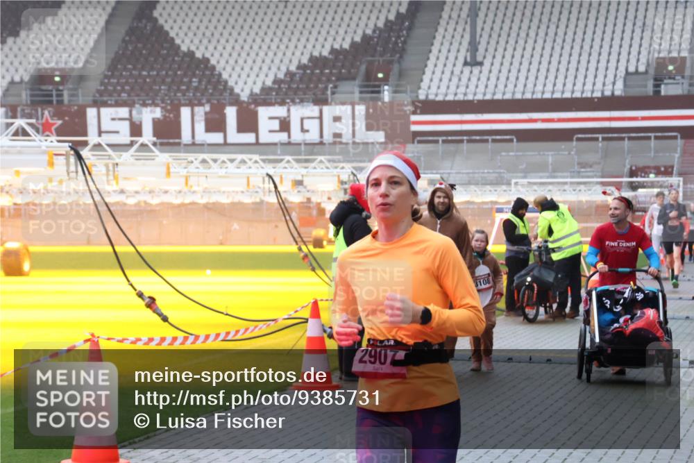 07.12.2025 - St. Pauli X-Mass-Run No. 15 Luisa Fischer http://msf.ph/oto/9385731 07.12.2025 11:36:31 Ziel 1, 2907, 3108, 311, 728, 1753, 1792, 1960, 1962, 2183, 2310, 2316, 2902, 2907, 2962, 3109, 3610, 3612, 3614, 3653, 4816, 4823, 4843 meine-sportfotos.de