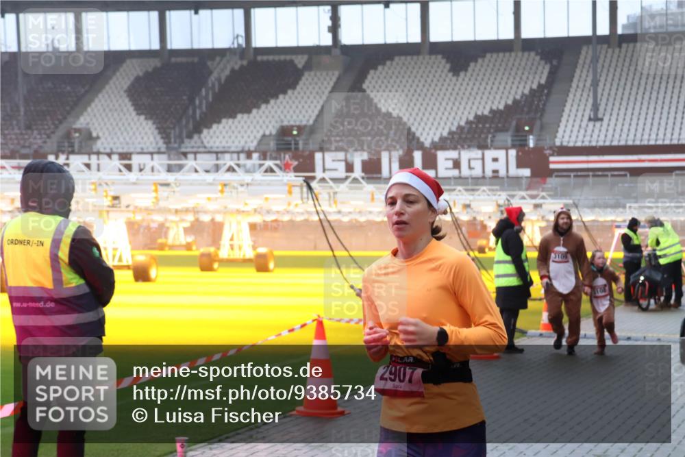 07.12.2025 - St. Pauli X-Mass-Run No. 15 Luisa Fischer http://msf.ph/oto/9385734 07.12.2025 11:36:32 Ziel 2907, 3109, 311, 728, 1753, 1792, 1960, 1962, 2183, 2310, 2316, 2902, 2907, 2962, 3109, 3610, 3612, 3614, 3653, 3826, 4816, 4823, 4843 meine-sportfotos.de
