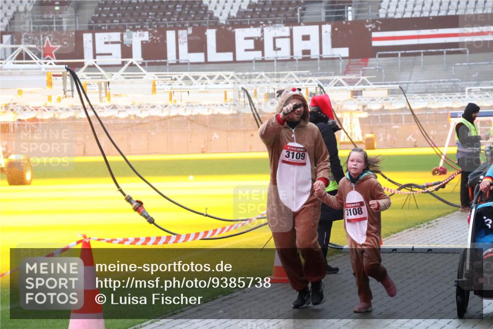 07.12.2025 - St. Pauli X-Mass-Run No. 15 Luisa Fischer http://msf.ph/oto/9385738 07.12.2025 11:36:34 Ziel 3109, 3108, 311, 728, 1753, 1792, 1960, 1962, 2183, 2310, 2316, 2902, 2907, 2962, 3109, 3610, 3612, 3614, 3653, 3826, 4816, 4823 meine-sportfotos.de