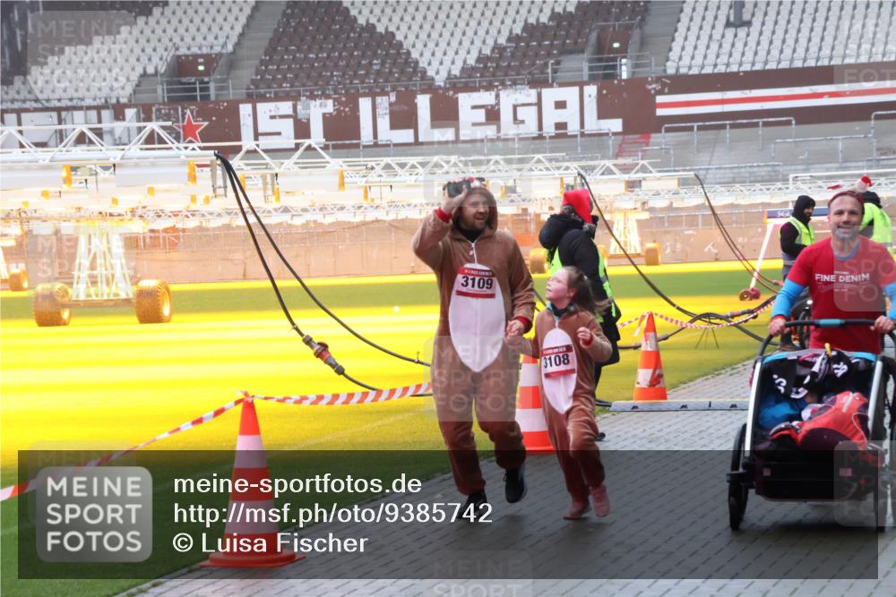 07.12.2025 - St. Pauli X-Mass-Run No. 15 Luisa Fischer http://msf.ph/oto/9385742 07.12.2025 11:36:35 Ziel 3109, 3108, 311, 728, 1753, 1792, 1960, 1962, 2183, 2310, 2316, 2902, 2907, 2962, 3109, 3610, 3612, 3614, 3653, 3826, 4816, 4823 meine-sportfotos.de