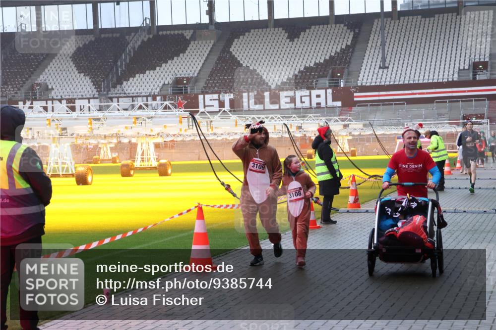 07.12.2025 - St. Pauli X-Mass-Run No. 15 Luisa Fischer http://msf.ph/oto/9385744 07.12.2025 11:36:35 Ziel 3109, 3108, 3826, 311, 728, 1753, 1792, 1960, 1962, 2183, 2310, 2316, 2902, 2907, 2962, 3109, 3610, 3612, 3614, 3653, 3826, 4816, 4823 meine-sportfotos.de