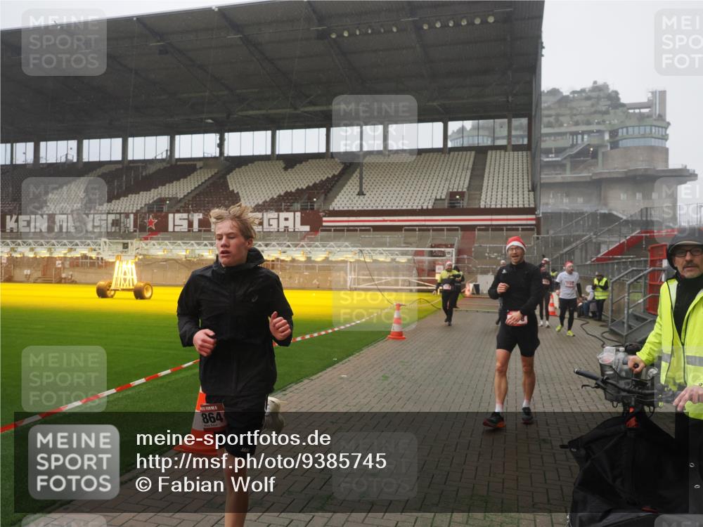 07.12.2025 - St. Pauli X-Mass-Run No. 15 Fabian Wolf http://msf.ph/oto/9385745 07.12.2025 10:14:33 Ziel 352, 1158, 2564, 2617, 2618, 2864, 3565, 4508, 4545 meine-sportfotos.de
