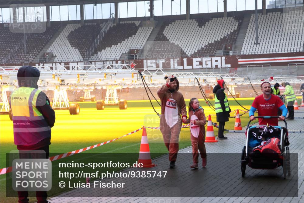 07.12.2025 - St. Pauli X-Mass-Run No. 15 Luisa Fischer http://msf.ph/oto/9385747 07.12.2025 11:36:36 Ziel 3109, 311, 728, 1753, 1792, 1960, 1962, 2183, 2310, 2316, 2902, 2907, 2962, 3109, 3610, 3612, 3614, 3653, 3826, 4816, 4823 meine-sportfotos.de