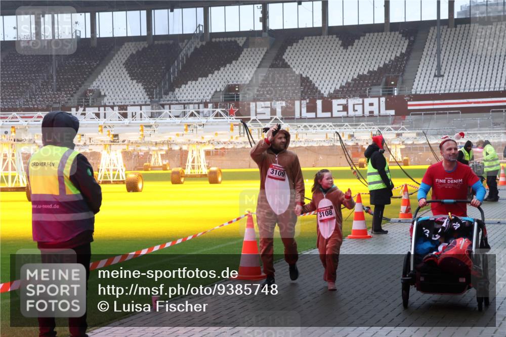 07.12.2025 - St. Pauli X-Mass-Run No. 15 Luisa Fischer http://msf.ph/oto/9385748 07.12.2025 11:36:36 Ziel 3109, 3108, 311, 728, 1753, 1792, 1960, 1962, 2183, 2310, 2316, 2902, 2907, 2962, 3109, 3610, 3612, 3614, 3653, 3826, 4816, 4823 meine-sportfotos.de