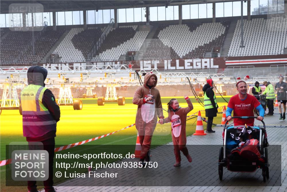07.12.2025 - St. Pauli X-Mass-Run No. 15 Luisa Fischer http://msf.ph/oto/9385750 07.12.2025 11:36:36 Ziel 3108, 311, 728, 1753, 1792, 1960, 1962, 2183, 2310, 2316, 2902, 2907, 2962, 3109, 3610, 3612, 3614, 3653, 3826, 4816, 4823 meine-sportfotos.de