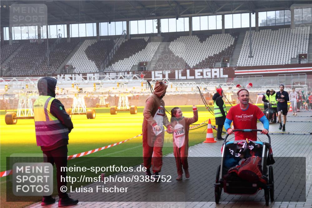 07.12.2025 - St. Pauli X-Mass-Run No. 15 Luisa Fischer http://msf.ph/oto/9385752 07.12.2025 11:36:37 Ziel 3109, 3108, 311, 728, 1753, 1792, 1960, 1962, 2183, 2310, 2316, 2902, 2907, 3109, 3610, 3612, 3614, 3653, 3826, 4628, 4816, 4823 meine-sportfotos.de