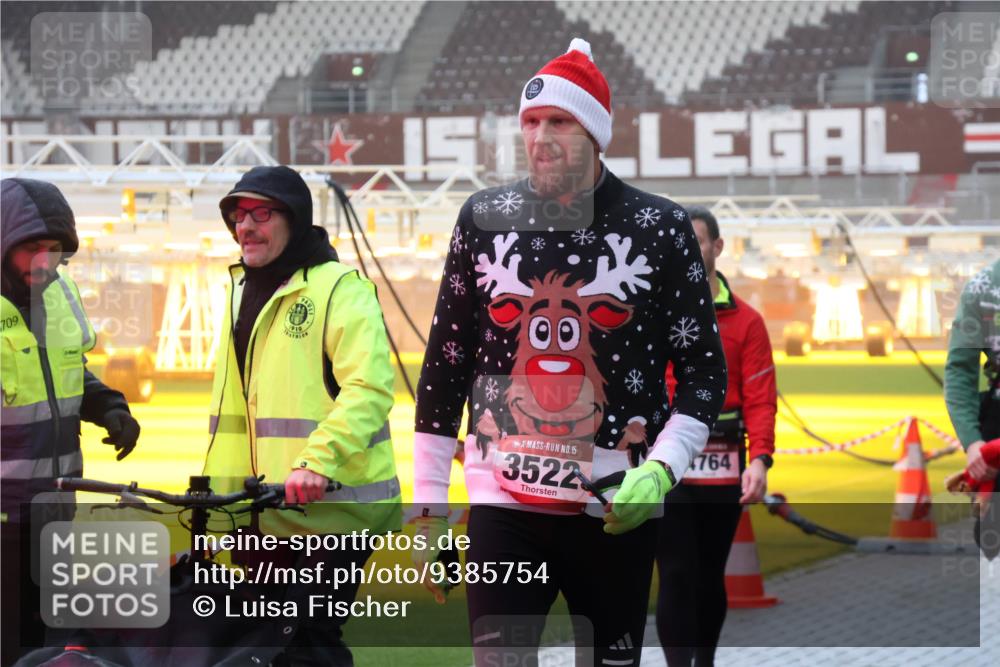 07.12.2025 - St. Pauli X-Mass-Run No. 15 Luisa Fischer http://msf.ph/oto/9385754 07.12.2025 10:18:18 Ziel 709, 910, 1, 15, 3522, 4764, 1161, 1162, 1963, 2663, 2688, 2725, 2952, 3804, 4127, 4227 meine-sportfotos.de