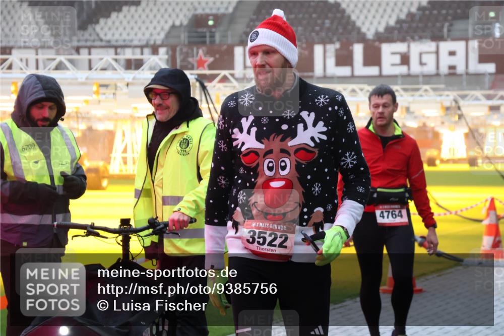 07.12.2025 - St. Pauli X-Mass-Run No. 15 Luisa Fischer http://msf.ph/oto/9385756 07.12.2025 10:18:19 Ziel 6709, 1910, 15, 3522, 4764, 1161, 1162, 1963, 2663, 2688, 2725, 2952, 3804, 4127, 4227 meine-sportfotos.de