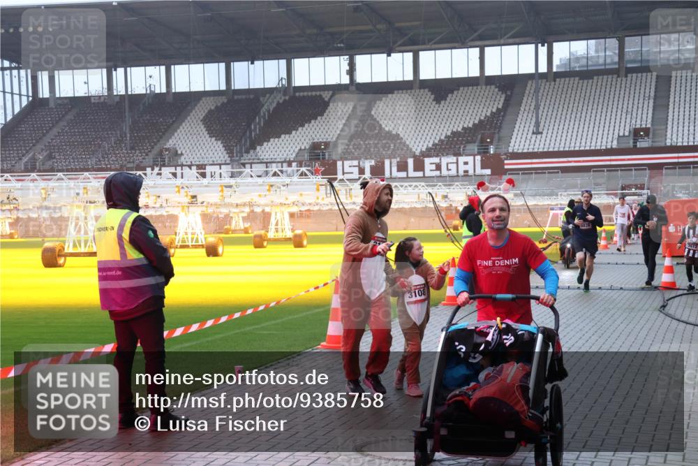 07.12.2025 - St. Pauli X-Mass-Run No. 15 Luisa Fischer http://msf.ph/oto/9385758 07.12.2025 11:36:37 Ziel 3108, 3826, 311, 728, 1753, 1792, 1960, 1962, 2183, 2310, 2316, 2902, 2907, 3109, 3610, 3612, 3614, 3653, 3826, 4628, 4816, 4823 meine-sportfotos.de