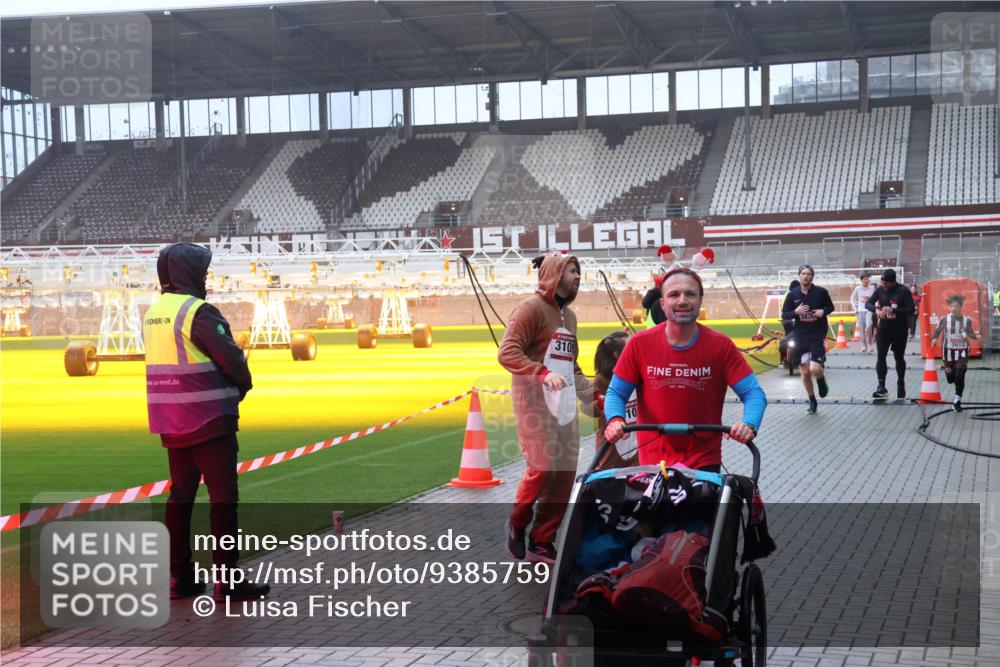 07.12.2025 - St. Pauli X-Mass-Run No. 15 Luisa Fischer http://msf.ph/oto/9385759 07.12.2025 11:36:38 Ziel 3109, 10, 3820, 3612, 311, 728, 1753, 1792, 1960, 1962, 2183, 2310, 2316, 2907, 3109, 3610, 3612, 3614, 3653, 3826, 4628, 4816, 4823 meine-sportfotos.de