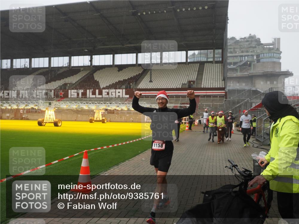 07.12.2025 - St. Pauli X-Mass-Run No. 15 Fabian Wolf http://msf.ph/oto/9385761 07.12.2025 10:14:35 Ziel 1158, 2564, 2617, 2618, 2864, 3565, 4508 meine-sportfotos.de