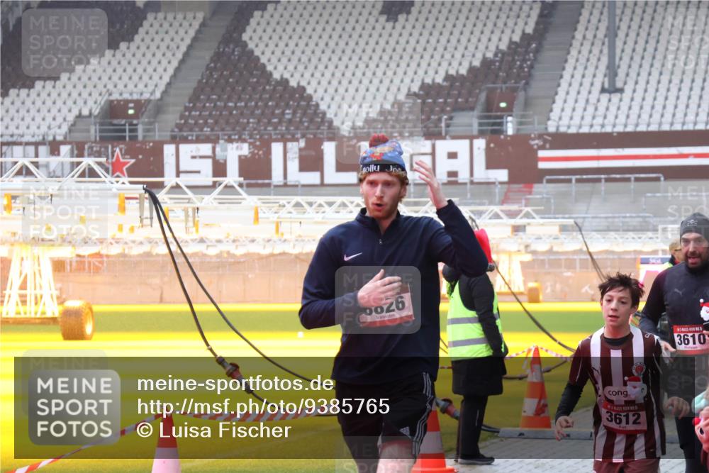 07.12.2025 - St. Pauli X-Mass-Run No. 15 Luisa Fischer http://msf.ph/oto/9385765 07.12.2025 11:36:41 Ziel 0026, 15, 3612, 15, 3610, 311, 728, 1753, 1792, 1960, 1962, 2183, 2310, 2316, 2907, 3109, 3610, 3612, 3614, 3653, 3826, 4628, 4816, 4823 meine-sportfotos.de