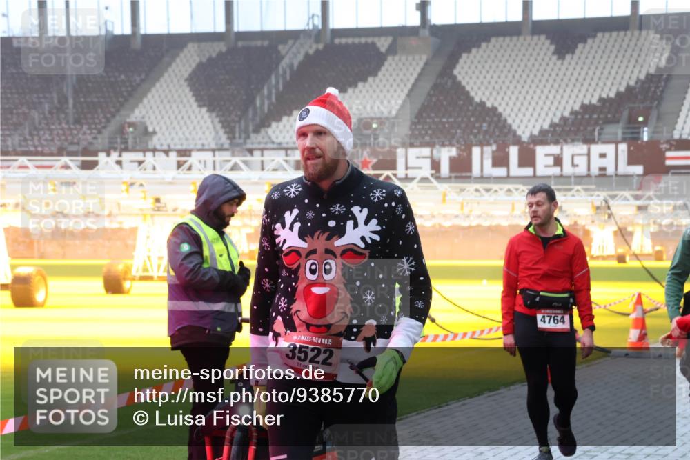 07.12.2025 - St. Pauli X-Mass-Run No. 15 Luisa Fischer http://msf.ph/oto/9385770 07.12.2025 10:18:20 Ziel 00, 15, 3522, 4764, 1161, 1162, 1963, 2663, 2688, 2725, 2952, 3804, 4127, 4227 meine-sportfotos.de