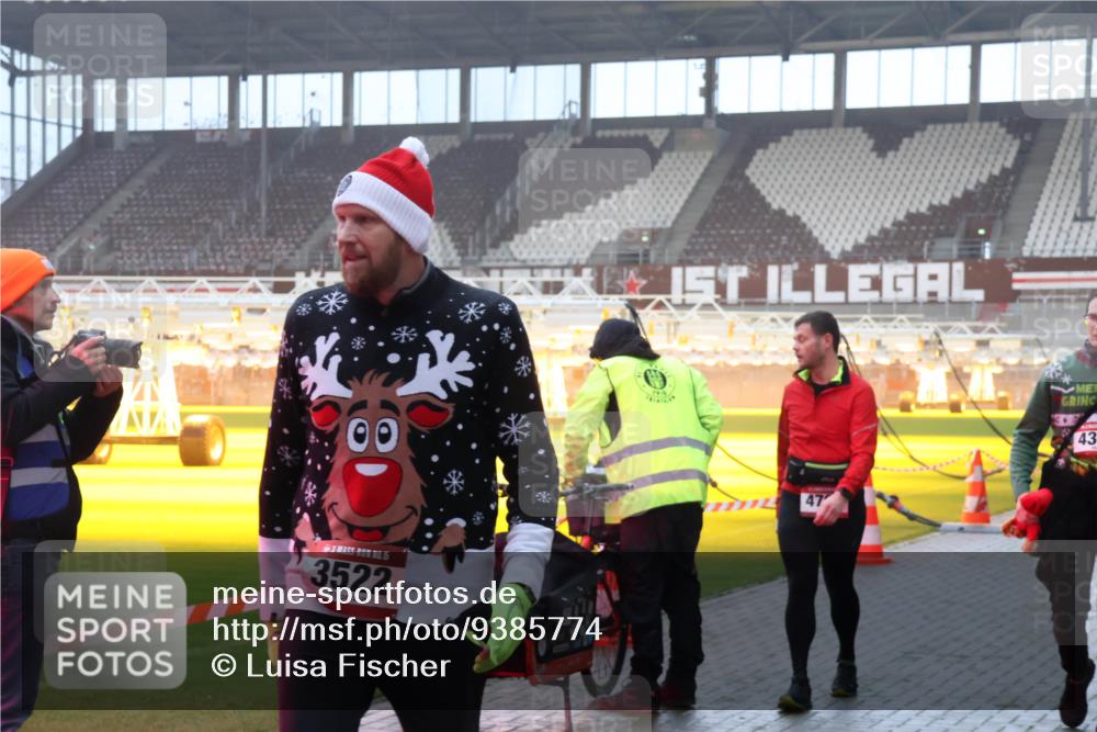 07.12.2025 - St. Pauli X-Mass-Run No. 15 Luisa Fischer http://msf.ph/oto/9385774 07.12.2025 10:18:21 Ziel 15, 3522, 47, 43, 1161, 1162, 1963, 2663, 2725, 2952, 3804, 4127, 4227 meine-sportfotos.de