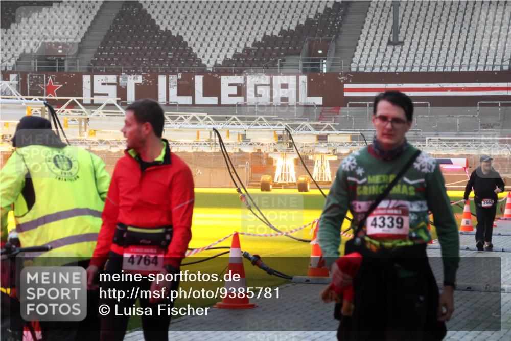 07.12.2025 - St. Pauli X-Mass-Run No. 15 Luisa Fischer http://msf.ph/oto/9385781 07.12.2025 10:18:22 Ziel 1910, 4764, 4339, 2663, 1161, 1162, 1963, 2663, 2725, 2952, 3804, 4127, 4227 meine-sportfotos.de