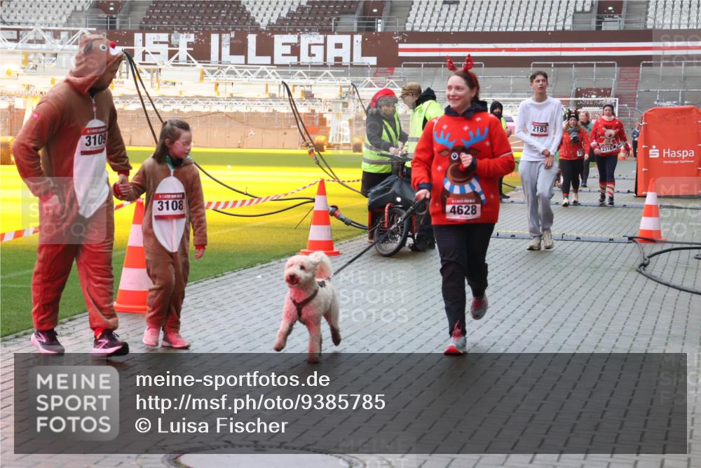 07.12.2025 - St. Pauli X-Mass-Run No. 15 Luisa Fischer http://msf.ph/oto/9385785 07.12.2025 11:36:53 Ziel 3109, 3108, 4628, 2183, 2316, 311, 728, 1753, 1792, 2183, 2310, 2316, 2907, 3109, 3610, 3612, 3614, 3653, 3826, 4628 meine-sportfotos.de