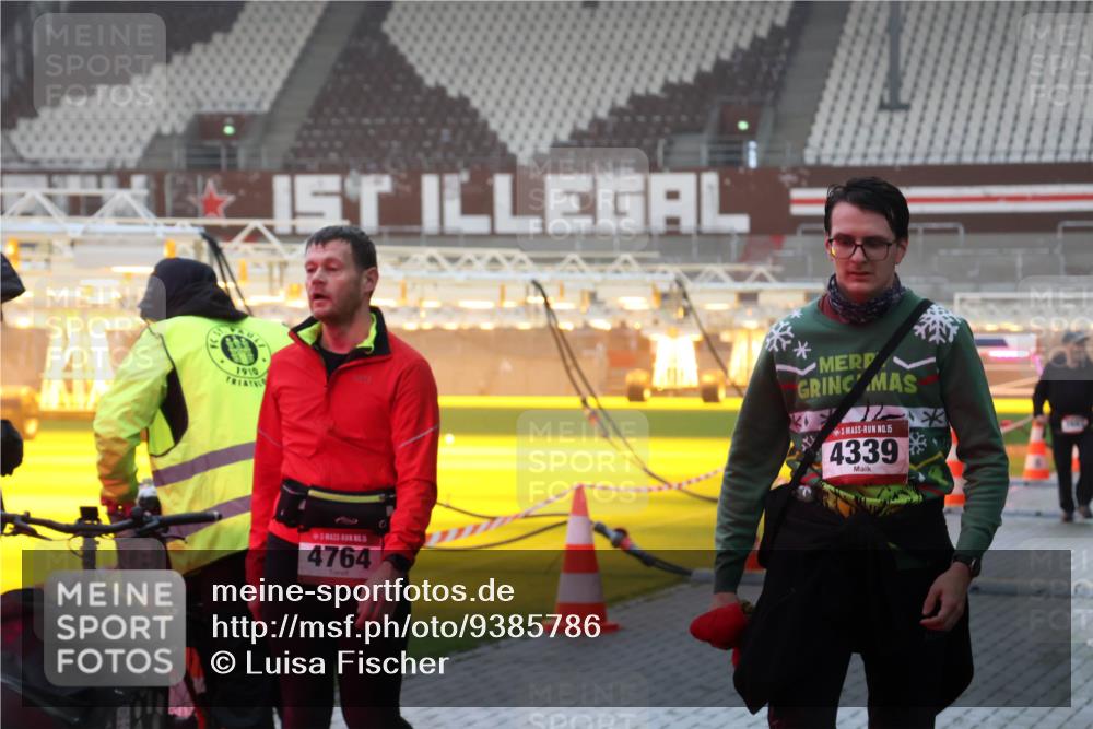 07.12.2025 - St. Pauli X-Mass-Run No. 15 Luisa Fischer http://msf.ph/oto/9385786 07.12.2025 10:18:22 Ziel 1910, 4764, 15, 4339, 1161, 1162, 1963, 2663, 2725, 2952, 3804, 4127, 4227 meine-sportfotos.de
