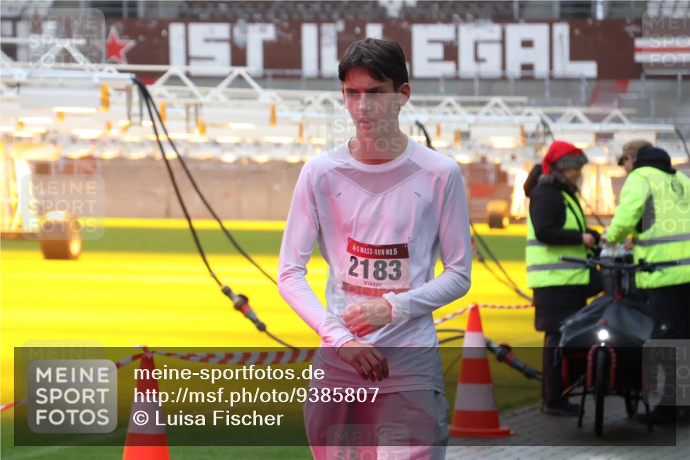 07.12.2025 - St. Pauli X-Mass-Run No. 15 Luisa Fischer http://msf.ph/oto/9385807 07.12.2025 11:37:01 Ziel 15, 2183, 1588, 1590, 1753, 1792, 2004, 2183, 2310, 2316, 2405, 2517, 2907, 2917, 3610, 3612, 3614, 3653, 3826, 4628 meine-sportfotos.de