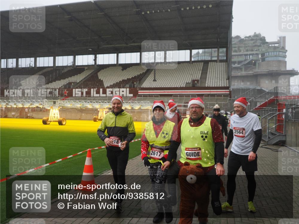 07.12.2025 - St. Pauli X-Mass-Run No. 15 Fabian Wolf http://msf.ph/oto/9385812 07.12.2025 10:14:42 Ziel 1158, 2564, 2617, 2618, 2864, 3481, 3565, 4508 meine-sportfotos.de