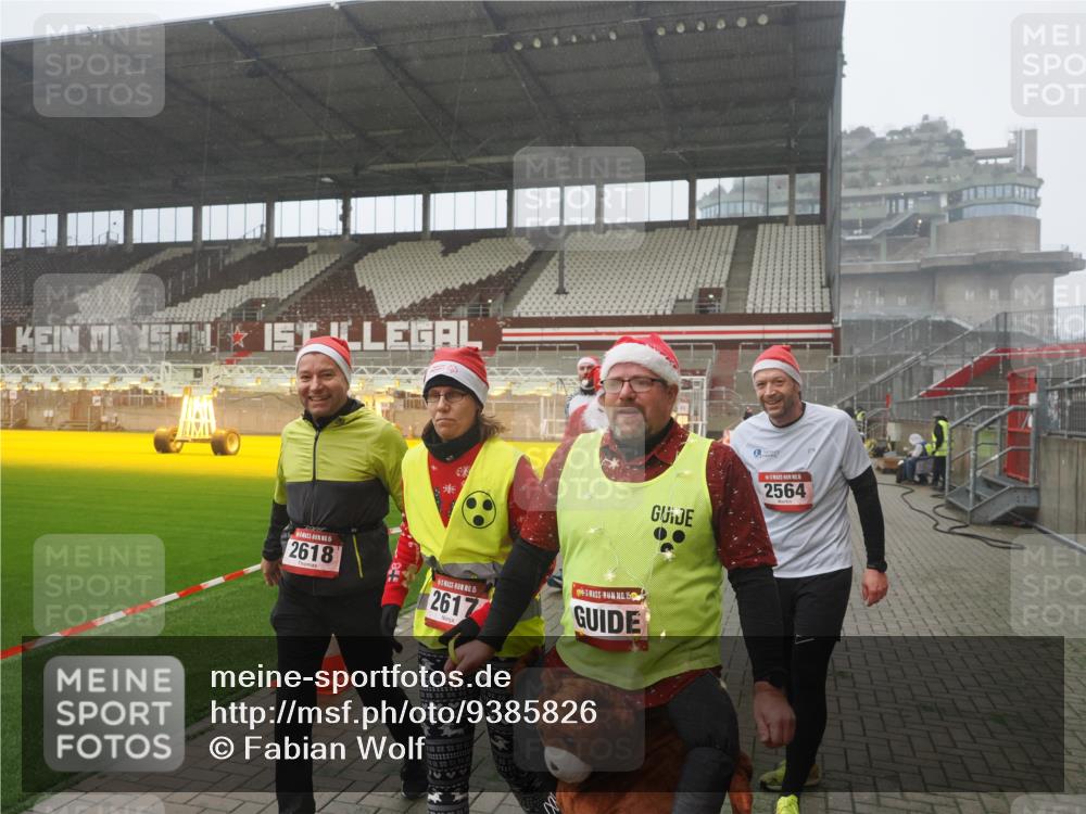 07.12.2025 - St. Pauli X-Mass-Run No. 15 Fabian Wolf http://msf.ph/oto/9385826 07.12.2025 10:14:43 Ziel 2564, 2617, 2618, 2864, 3481, 3565, 4508 meine-sportfotos.de