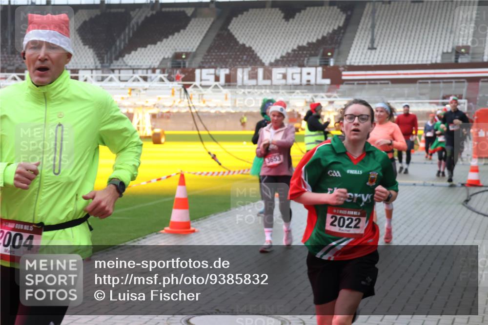 07.12.2025 - St. Pauli X-Mass-Run No. 15 Luisa Fischer http://msf.ph/oto/9385832 07.12.2025 11:37:16 Ziel 2004, 3653, 2022, 484, 991, 1588, 1590, 2004, 2022, 2102, 2279, 2405, 2517, 2686, 2917, 3826, 3931, 4628 meine-sportfotos.de