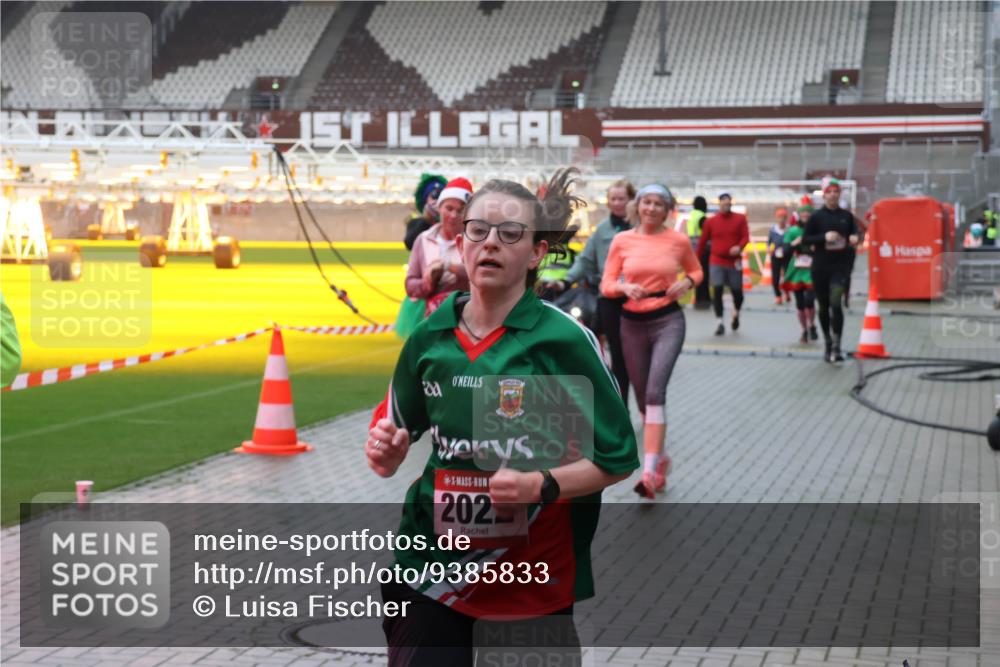 07.12.2025 - St. Pauli X-Mass-Run No. 15 Luisa Fischer http://msf.ph/oto/9385833 07.12.2025 11:37:17 Ziel 202, 484, 991, 1280, 1588, 1590, 2004, 2022, 2102, 2279, 2405, 2517, 2686, 2917, 3826, 3931, 4628 meine-sportfotos.de
