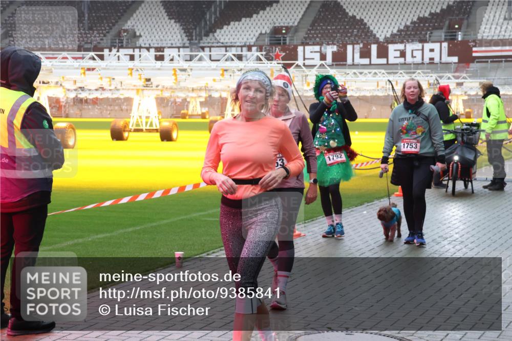 07.12.2025 - St. Pauli X-Mass-Run No. 15 Luisa Fischer http://msf.ph/oto/9385841 07.12.2025 11:37:19 Ziel 405, 63, 1792, 1753, 484, 991, 1280, 1588, 1590, 2004, 2022, 2102, 2153, 2279, 2405, 2517, 2686, 2917, 3826, 3931, 4628 meine-sportfotos.de