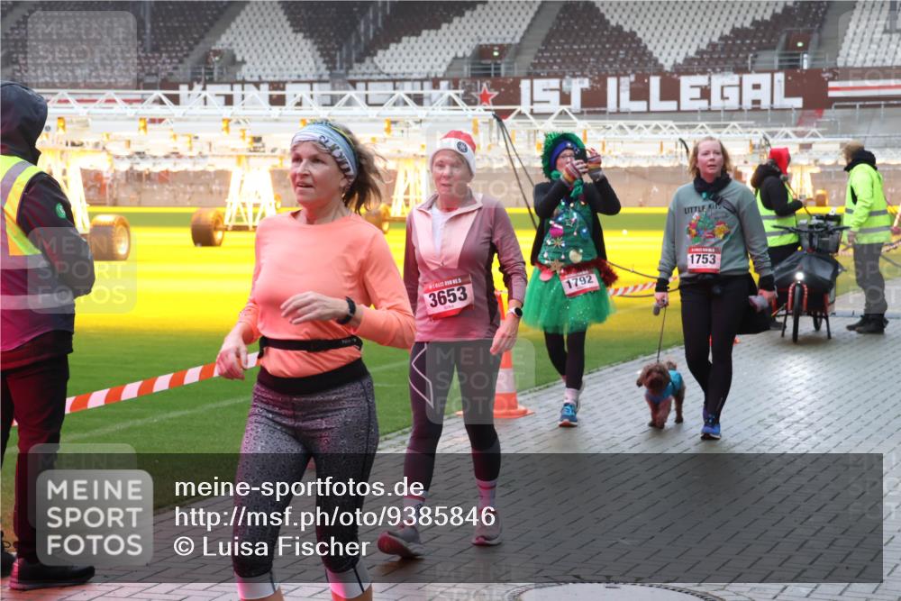 07.12.2025 - St. Pauli X-Mass-Run No. 15 Luisa Fischer http://msf.ph/oto/9385846 07.12.2025 11:37:19 Ziel 15, 3653, 1792, 1753, 484, 991, 1280, 1588, 1590, 2004, 2022, 2102, 2153, 2279, 2405, 2517, 2686, 2917, 3826, 3931, 4628 meine-sportfotos.de