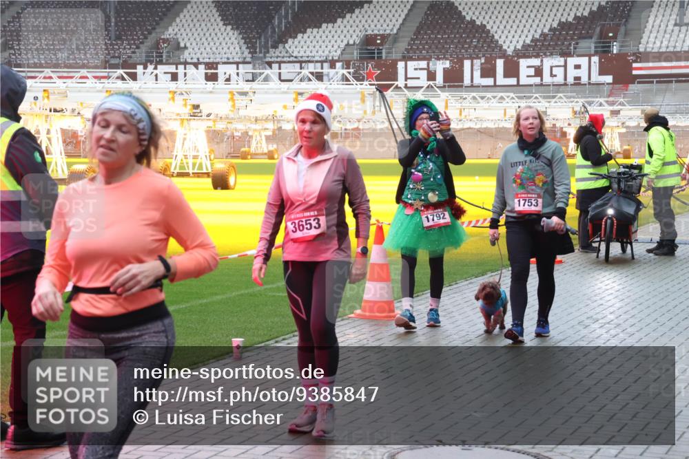 07.12.2025 - St. Pauli X-Mass-Run No. 15 Luisa Fischer http://msf.ph/oto/9385847 07.12.2025 11:37:19 Ziel 3653, 1792, 1753, 484, 991, 1280, 1588, 1590, 2004, 2022, 2102, 2153, 2279, 2405, 2517, 2686, 2917, 3826, 3931, 4628 meine-sportfotos.de