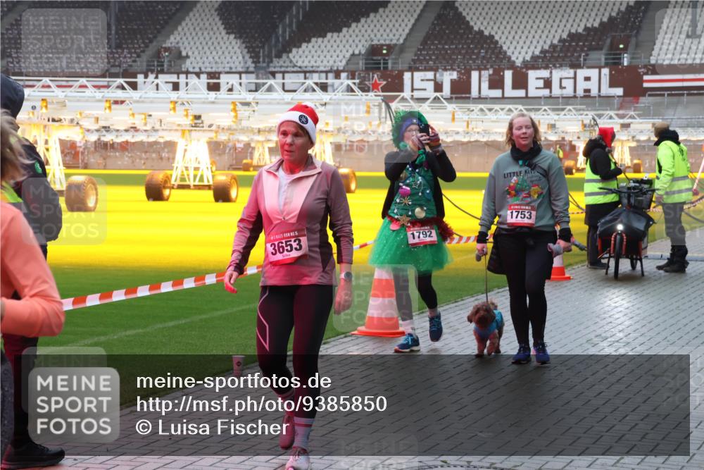 07.12.2025 - St. Pauli X-Mass-Run No. 15 Luisa Fischer http://msf.ph/oto/9385850 07.12.2025 11:37:20 Ziel 15, 3653, 1792, 1753, 484, 991, 1280, 1588, 1590, 2004, 2022, 2102, 2153, 2279, 2405, 2517, 2686, 2917, 3826, 3931, 4628 meine-sportfotos.de