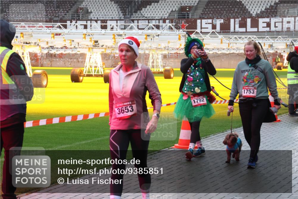 07.12.2025 - St. Pauli X-Mass-Run No. 15 Luisa Fischer http://msf.ph/oto/9385851 07.12.2025 11:37:20 Ziel 3653, 1792, 1753, 484, 991, 1280, 1588, 1590, 2004, 2022, 2102, 2153, 2279, 2405, 2517, 2686, 2917, 3826, 3931, 4628 meine-sportfotos.de