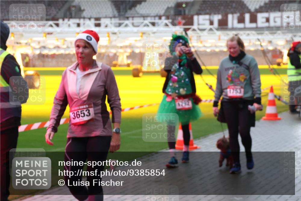 07.12.2025 - St. Pauli X-Mass-Run No. 15 Luisa Fischer http://msf.ph/oto/9385854 07.12.2025 11:37:21 Ziel 3653, 1792, 1753, 484, 991, 1280, 1588, 1590, 2004, 2022, 2102, 2153, 2279, 2405, 2517, 2686, 2917, 3931, 4628 meine-sportfotos.de
