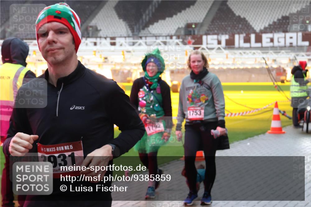 07.12.2025 - St. Pauli X-Mass-Run No. 15 Luisa Fischer http://msf.ph/oto/9385859 07.12.2025 11:37:22 Ziel 15, 3931, 1792, 1753, 484, 991, 1280, 1588, 1590, 2004, 2022, 2102, 2153, 2279, 2405, 2517, 2686, 2917, 3931, 4628 meine-sportfotos.de