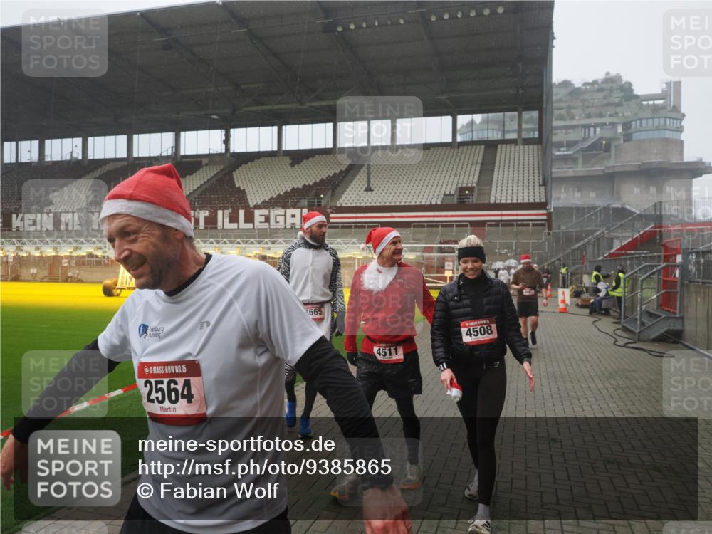 07.12.2025 - St. Pauli X-Mass-Run No. 15 Fabian Wolf http://msf.ph/oto/9385865 07.12.2025 10:14:45 Ziel 2564, 2617, 2618, 2864, 3481, 3565, 4508 meine-sportfotos.de