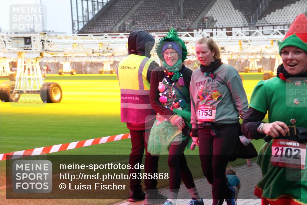 07.12.2025 - St. Pauli X-Mass-Run No. 15 Luisa Fischer http://msf.ph/oto/9385868 07.12.2025 11:37:24 Ziel 5, 1753, 15, 2102, 484, 991, 1280, 1588, 1590, 2004, 2022, 2102, 2153, 2279, 2405, 2517, 2686, 2917, 3931, 4628 meine-sportfotos.de