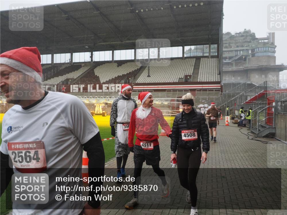 07.12.2025 - St. Pauli X-Mass-Run No. 15 Fabian Wolf http://msf.ph/oto/9385870 07.12.2025 10:14:45 Ziel 2564, 2617, 2618, 2864, 3481, 3565, 4508 meine-sportfotos.de